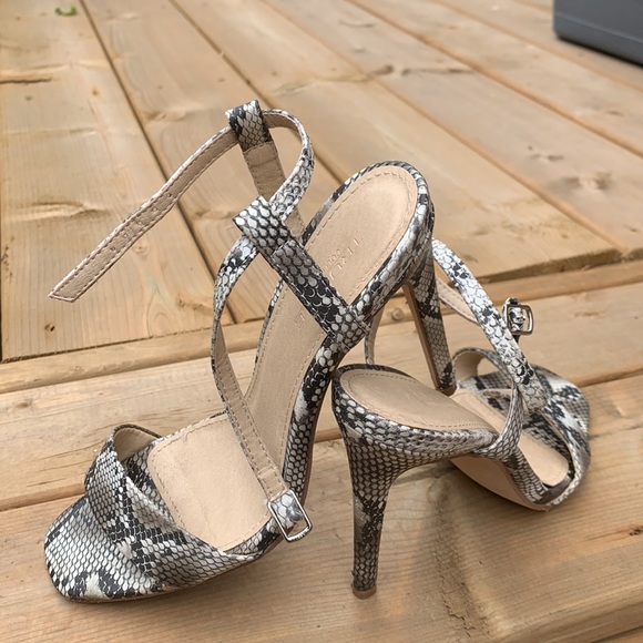 Heel sandals made by Truffle collection. Snake skin pattern size 37 - Picture 7 of 10